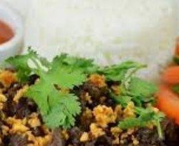 เนื้อกระเทียมราดข้าว