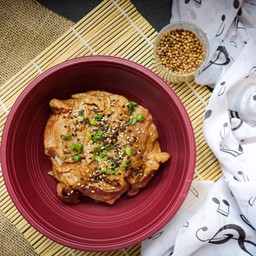 ข้าวหมูสันคอสไลด์พริกไทยดำ