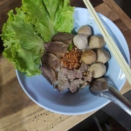 ก๋วยเตี๋ยวลูกชิ้นแชมป์ สันกลาง