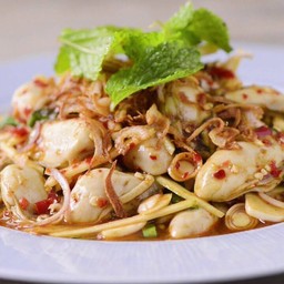 ยำมะม่วงหอยนางรม ข้าวโพด ปลากรอบ