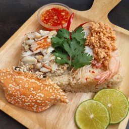 ข้าวคลุกมันปูม้าและมันกุ้งแม่น้ำอย่างละครึ่ง