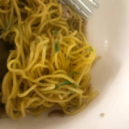 ผักบุ้งที่ร้านมันเหมือนมีสีอะค่ะ ปกติผักไม่น่าจะตกสีได้นะคะ 