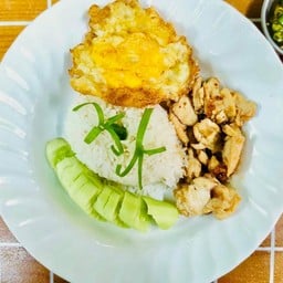 ข้าวราดทอดกระเทียมพริกไทย
