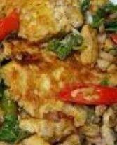 ไข่เจียวใส่ใบกะเพราราดข้าว