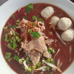 ก๋วยเตี๋ยว หมู+ลูกชิ้น     (น้ำตก)