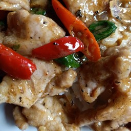 ผัด พริกแกงเผ็ดหมูหรือไก่(ราดข้าว)