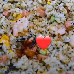 ข้าวผัดกุ้งปลาหมึกสาหร่ายทะเล