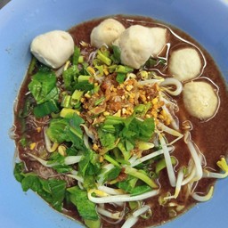 ก๋วยเตี๋ยว  ลูกชิ้นหมูล้วน     (น้ำตก)