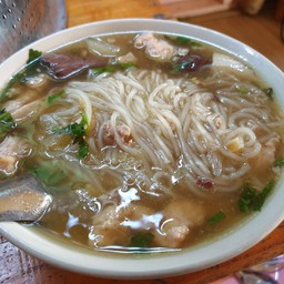เจ้ชม ก๋วยจั๊บญวน ชามโต ตลาดไทยรุ่งทิพย์