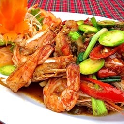 กุ้งลายเสือผัดกะปิสะตอ
