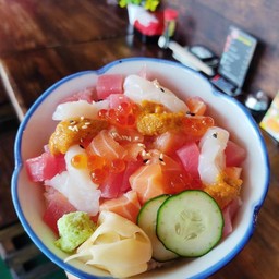 ข้าวHisoมั้ย (แซลมอน, ไข่แซลมอน, ไข่หอยเม่น, ทูน่า)