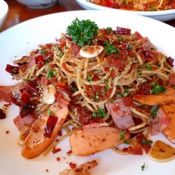 เบคอนผัดพริกแห้ง