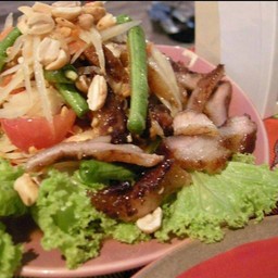 ส้มตำคอหมูย่าง