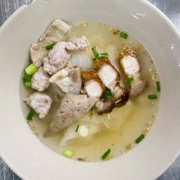 ก๋วยจั๊บหมูรวมเครื่องใน