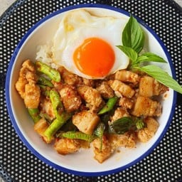 ผัดพริกแกงราดข้าว