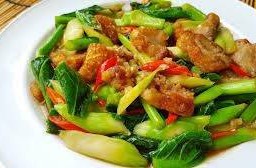 คะน้าหมูกรอบกับ