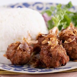 ข้าวราดหมูก้อนกระเทียม