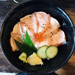 ข้าวหน้าแซลมอนเบิร์น