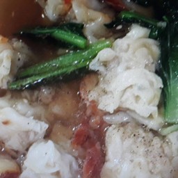 เกี๊ยวน้ำหมูแดง