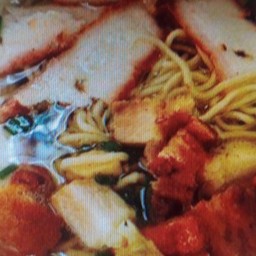 บะหมี่น้ำหมูแดง หมูกรอบ