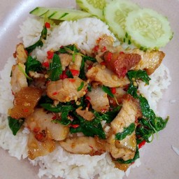 กระเพราหมูกรอบ