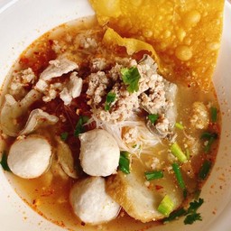 ก๋วยเตี๋ยวต้มยำลูกชิ้นปลา