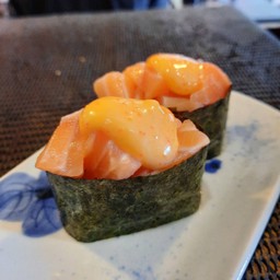 ซูชิแซลมอนซอสไข่กุ้ง