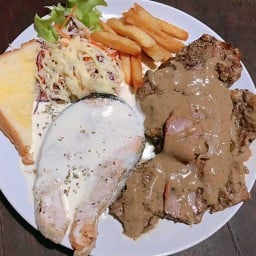 สเต๊กบุญมี by เยดะ (ตลาดนัดรถไฟศรีนคริทร์)