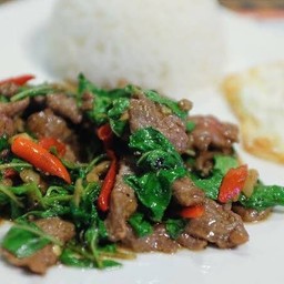 ข้าวกระเพราเนื้อโคขุน