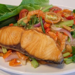 ยำวุ้นเส้นแซลม่อนย่าง