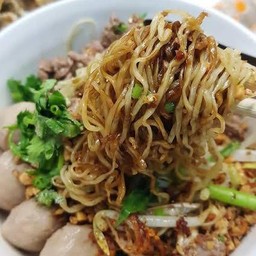 ร้านก๋วยเตี๋ยวลูกชิ้นแชมป์ช้างเซเว่นแหลมทอง