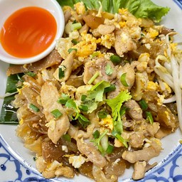 ก๋วยเตี๋ยวคั่วไก่+หมึกกรอบ (เมนูใหม่)