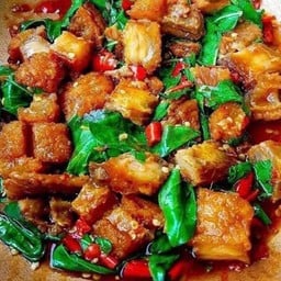กะเพราหมูกรอบ