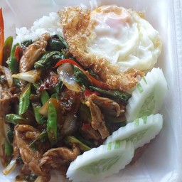 กระเพราเนื้อไข่ดาว