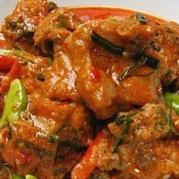 พริกแกงกระดูกอ่อนราดข้าว