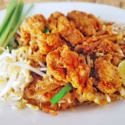ผัดไทยไก่กรอบ