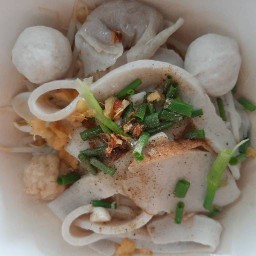 หมั่นก๋วยเตี๋ยวลูกชิ้นปลา