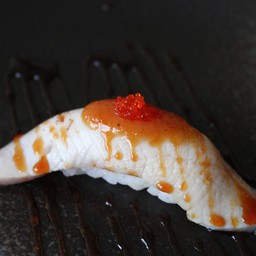 ข้าวปั้นแซลม่อนซอสไซเกียว