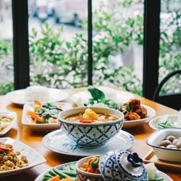 ข้าวเปล่า 2 ที่+ แกงส้มชะอมกุัง + ปีกไก่ทอดน้ำปลา + เครื่องดื่มชา 2 แก้ว