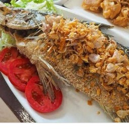 ปลากระพงทอดกระเทียมพริกไทย