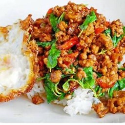 กระเพราหมูสับราดข้าวไข่ดาว