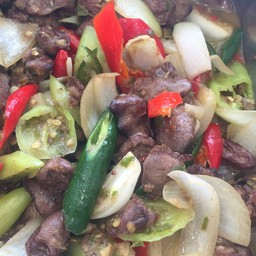 ผัดกระเพาตับไก่ใส่หอมใหญ่