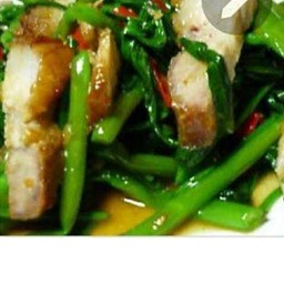 ผัดผักบุ้งหมูกรอบ