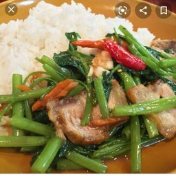 ผักบุ้งหมูกรอบราดข้าว