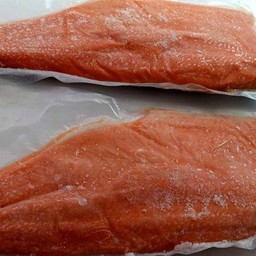 ปลาแซลม่อนแล่ครึ่งซีกแช่แข็งซีกนึง1.5กก.(ช่างตามน้ำหนักขีด55บาท)