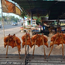 ไก่ย่างวิเชียรบุรีหน้าโรงเรียนมุกดาหาร