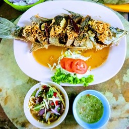 ปลากระพงทอดราดน้ำปลา