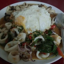 กระเพราปลากหมึกราดข้าวไข่ดาว