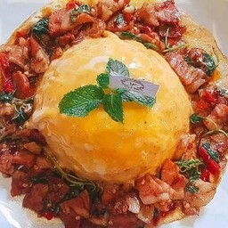 ข้าวกะเพราโบราณหมูเบคอน+ไข่ข้น