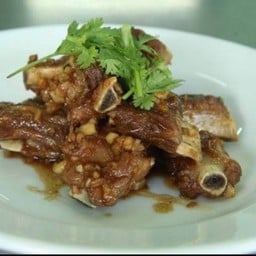 ซี่โครงทอดกระเทียมพริกไทย (กับข้าว)